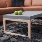 betonový stolek par s dřevěnou podnoží
