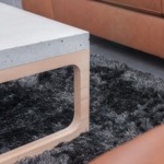betonový stolek par s dřevěnou podnoží